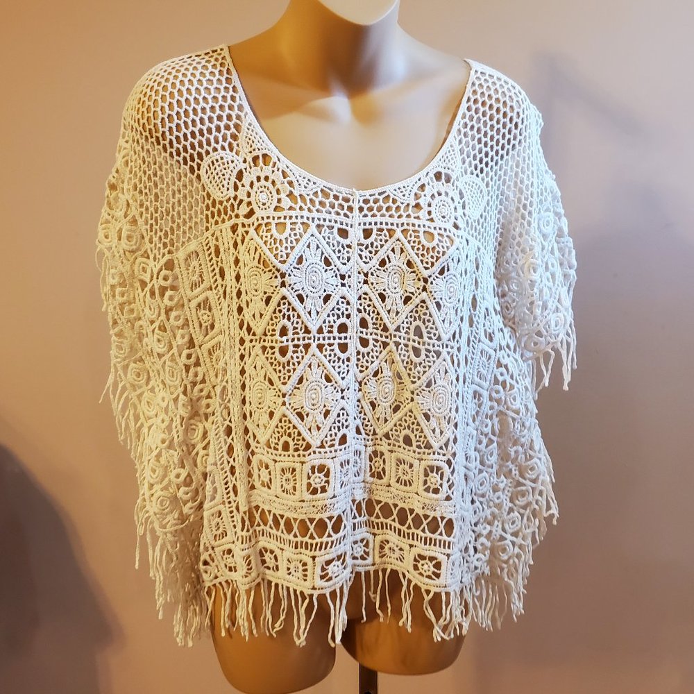 Monroe and Main crocheted poncho shawl cover up w/ fringe med C20
